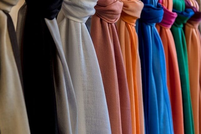 Rang de foulard de toutes les couleurs.
